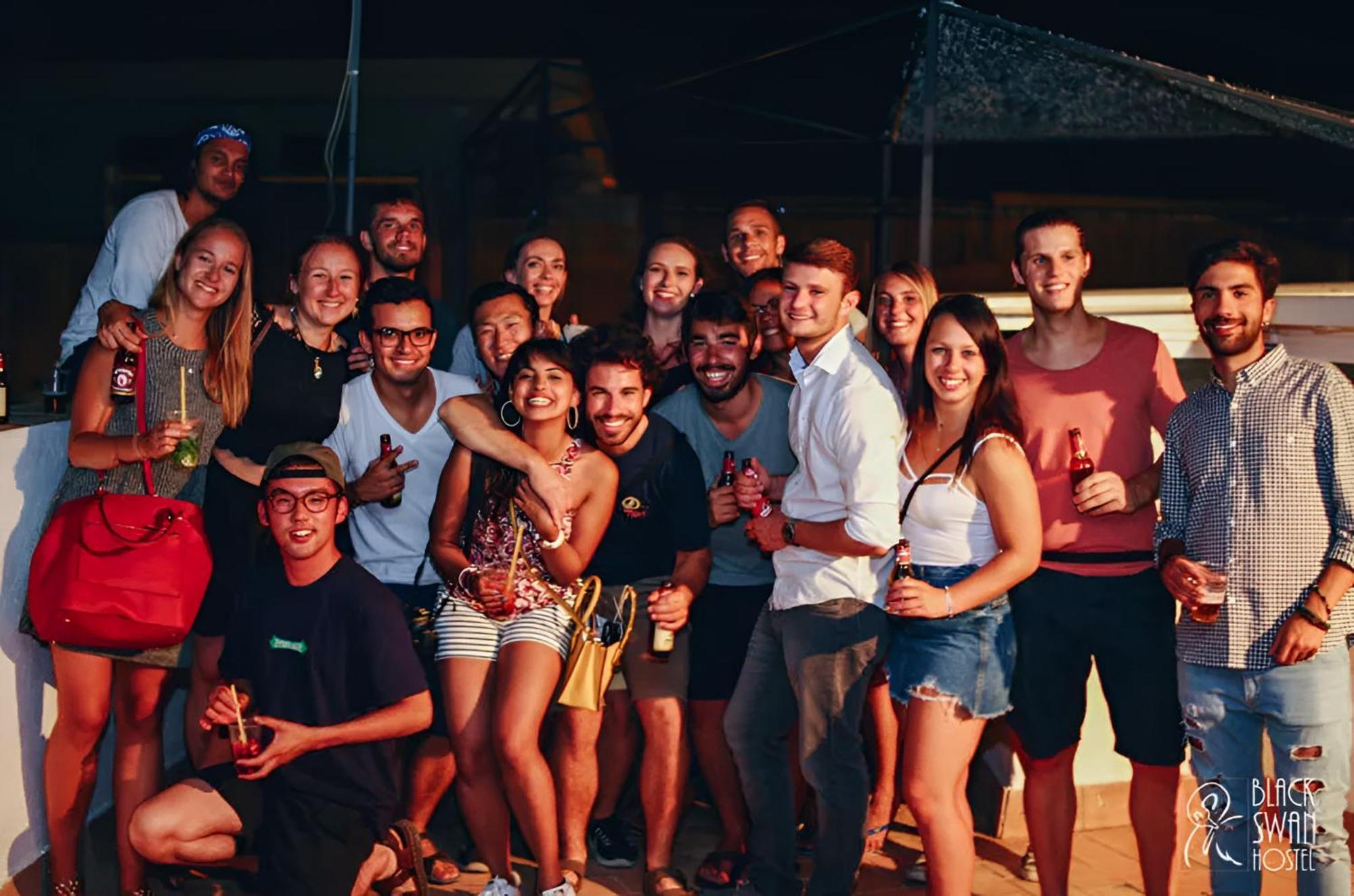 Black Swan Hostel Sevilla — Photos 1
